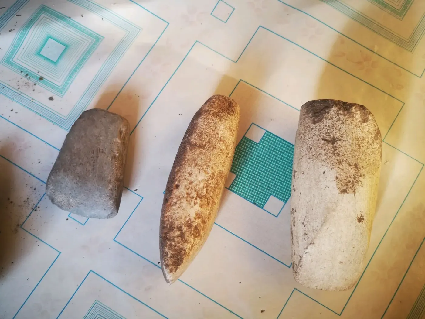 是一座山，山顶是榛子树地  山下是苹果地   山顶有原始的石斧     石刀类似之类的还有很多类似原始东西   都是熟地    可种地   价钱40左右w具体面议