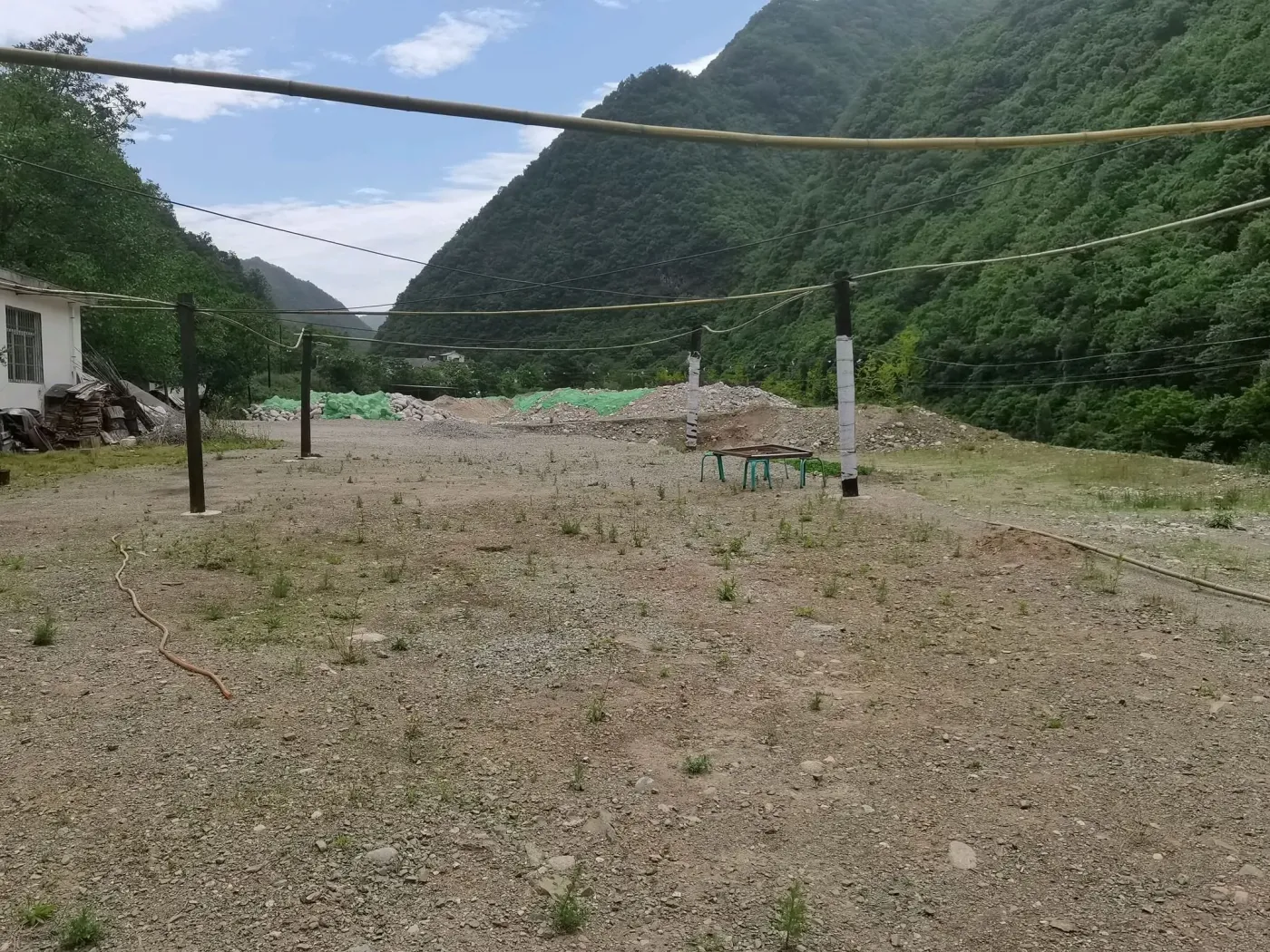 自有土地，有证。可转让，也可以合作。离秦岭峡谷漂流600米，风景优美  可以用来做名宿 酒店等，