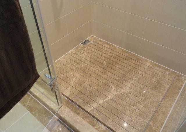 淋浴房别只知道贴瓷砖试试铺这种石材完美解决防滑问题