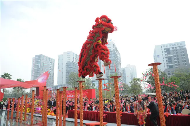 水上醒狮梅花桩表演