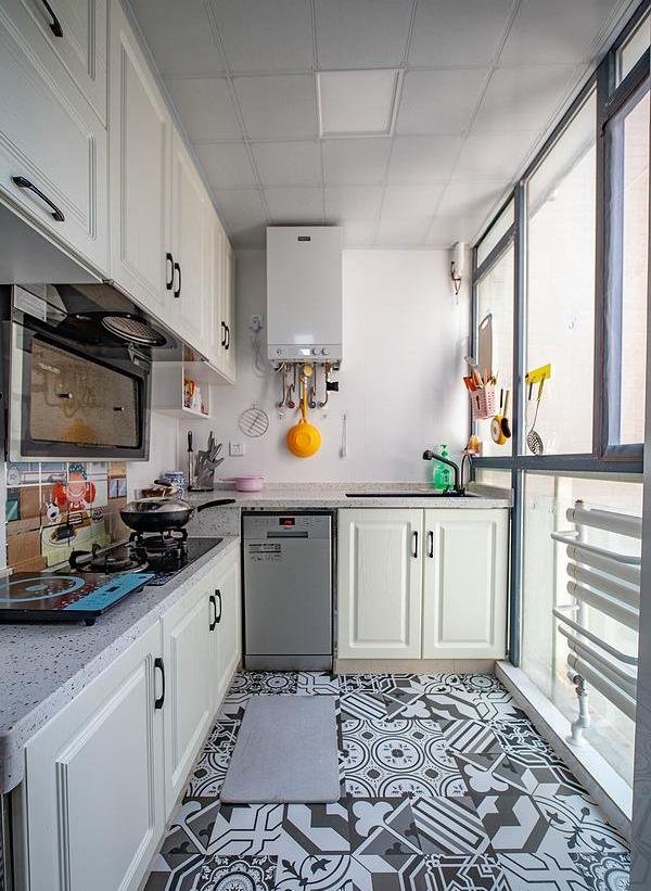 六,厨房 厨房设计为半开放式的,用玻璃隔断隔开,没有安装厨房门.