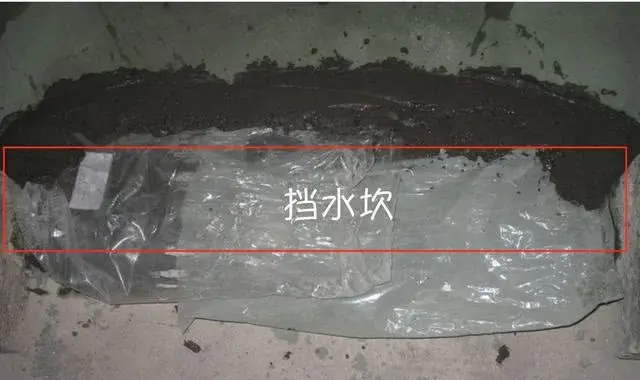 第二步:做挡水坎放水前,先将事先准备好的沙子装进塑料袋里,严实地