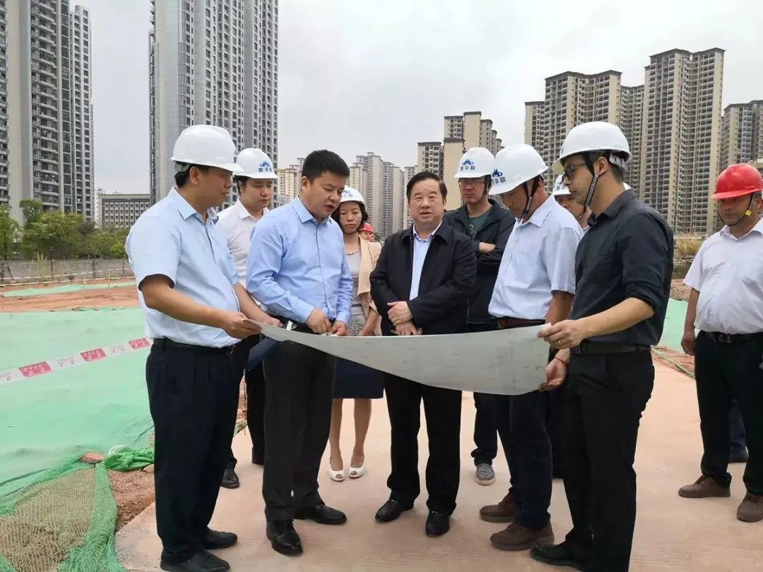 4月11日,新华联集团总裁傅军赴广东惠州视察了惠州新华联广场项目.