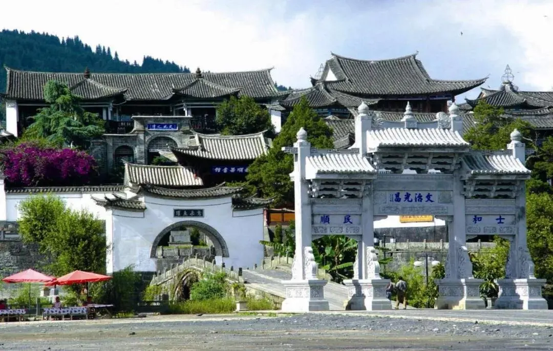 腾冲和顺镇位于腾冲城西南4公里处,由于小河绕村而过,故取名"河顺"