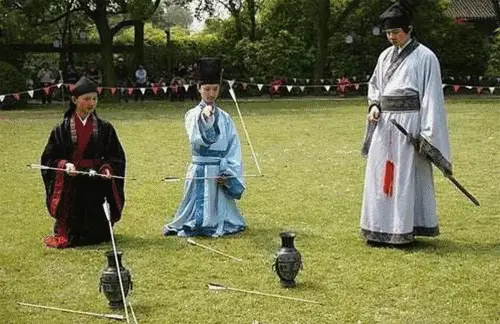 仿佛和童年一起离我们远去  儿时熟悉的流动摊子和老爷爷  在城市之