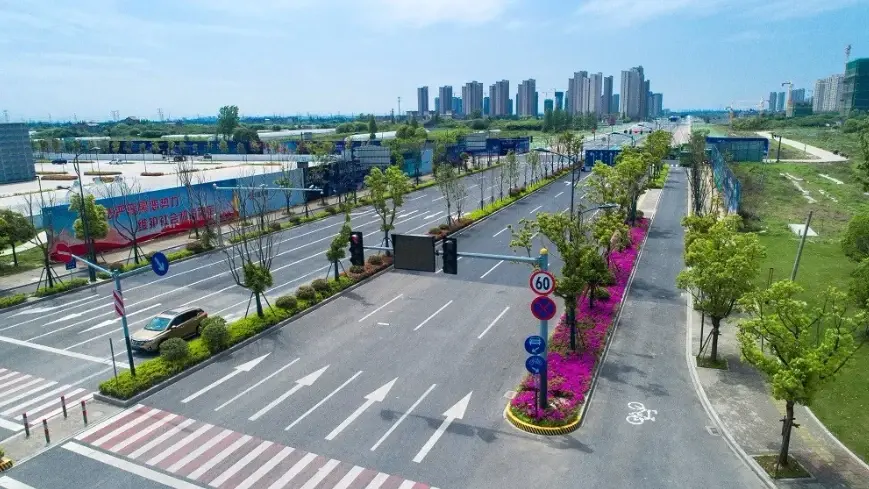 截至目前,嘉善产业新城累计铺设道路近30公里,形成了"两横四纵"