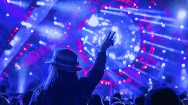 时尚音乐玩咖先锋汇聚  尖叫,呐喊,跟着音乐的节奏  当然,现场的氛围