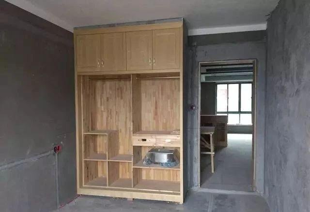 木工师傅做了5天才完成的,定制的衣柜门回来效果更完美.