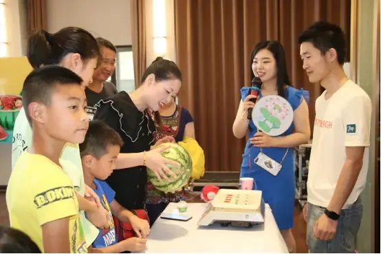 吃西瓜大赛,亲子团扇diy活动精彩上演.