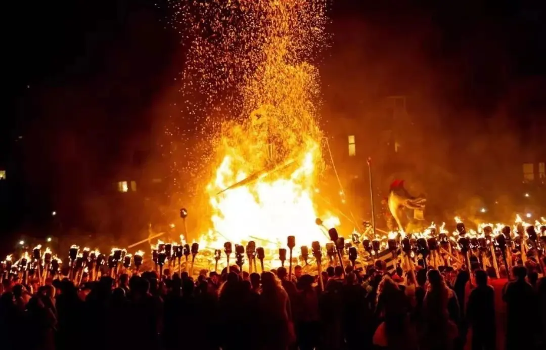 燃情火把节狂欢盛宴夜共聚大院里尽享小时光