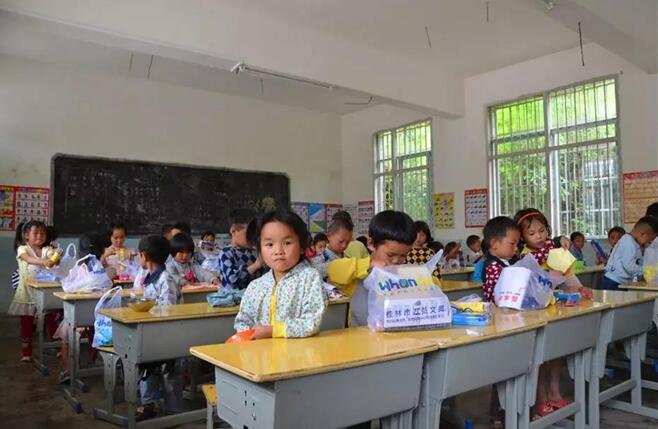 桂林著名中学校长点赞：杰出校友带领企业护航桂林教育事业，为学生点燃希望火苗！