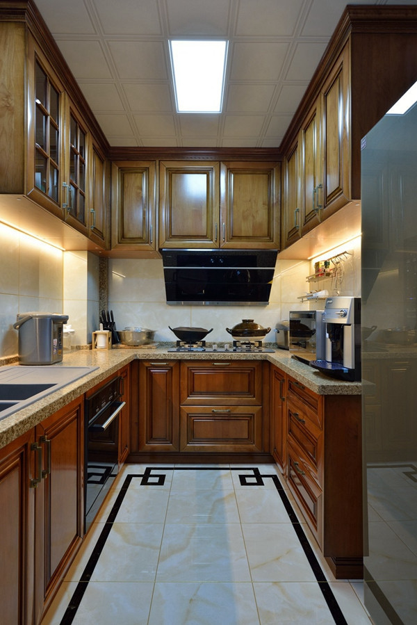 合肥140平中式风格装修效果图片-厨房餐厅中,红木色的木质橱柜借着