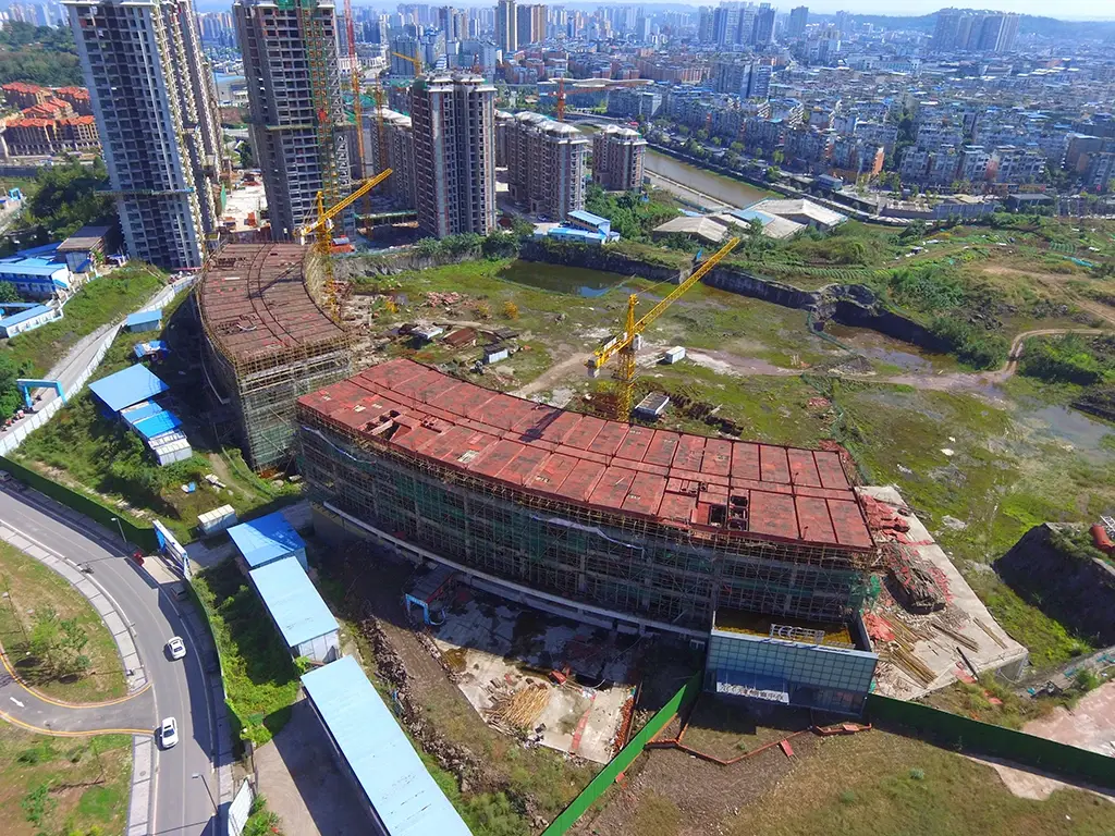 毗邻西溪河畔,位于四川广安枣彭路连接线与岩头村交叉段