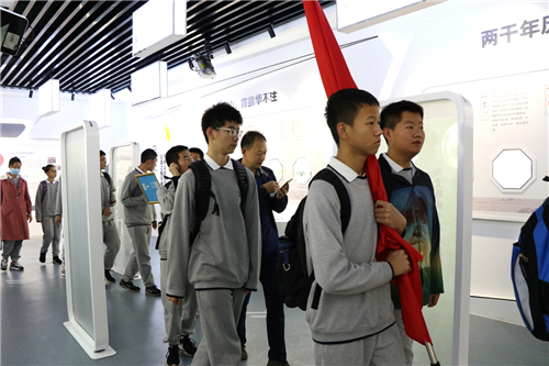 华山文化与城市更新展览馆迎来外国语学校师生，见证华山变迁之旅