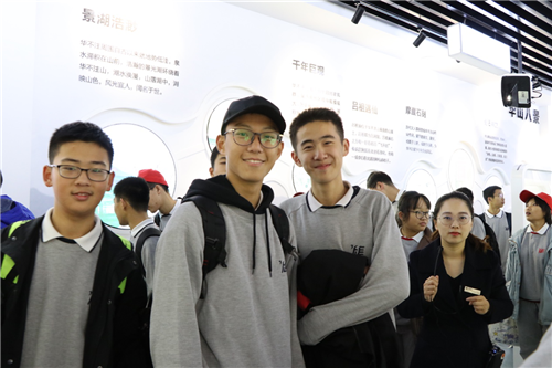 华山文化与城市更新展览馆迎来外国语学校师生，见证华山变迁之旅