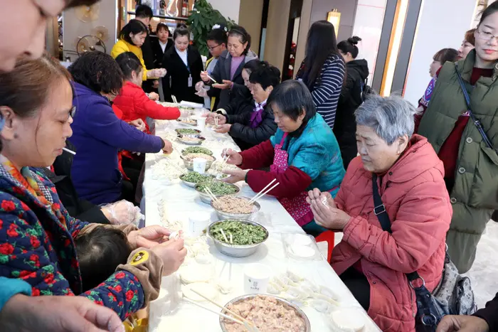 几位业主激动的说道"自己动手丰衣足食,这次包饺子,让我感受到了如