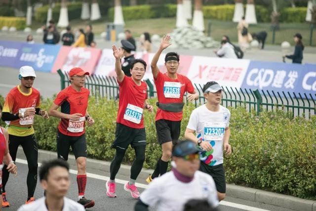 大唐地产总裁郝胜春率队参加2020厦门国际马拉松赛，光荣凯旋！