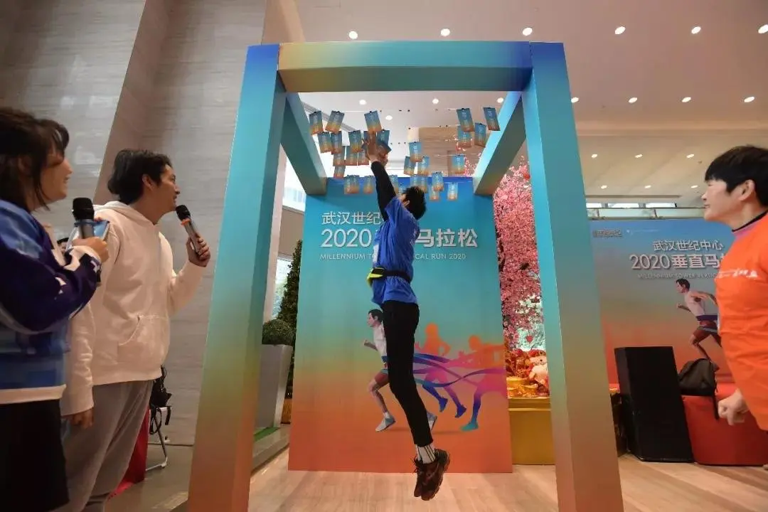 近400人抢着爬楼梯,这里成了最火的打卡点