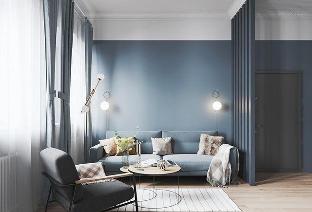 客厅整体配色是高级灰 雾霾蓝,地面铺上浅木色的地板,层次分明,整体看