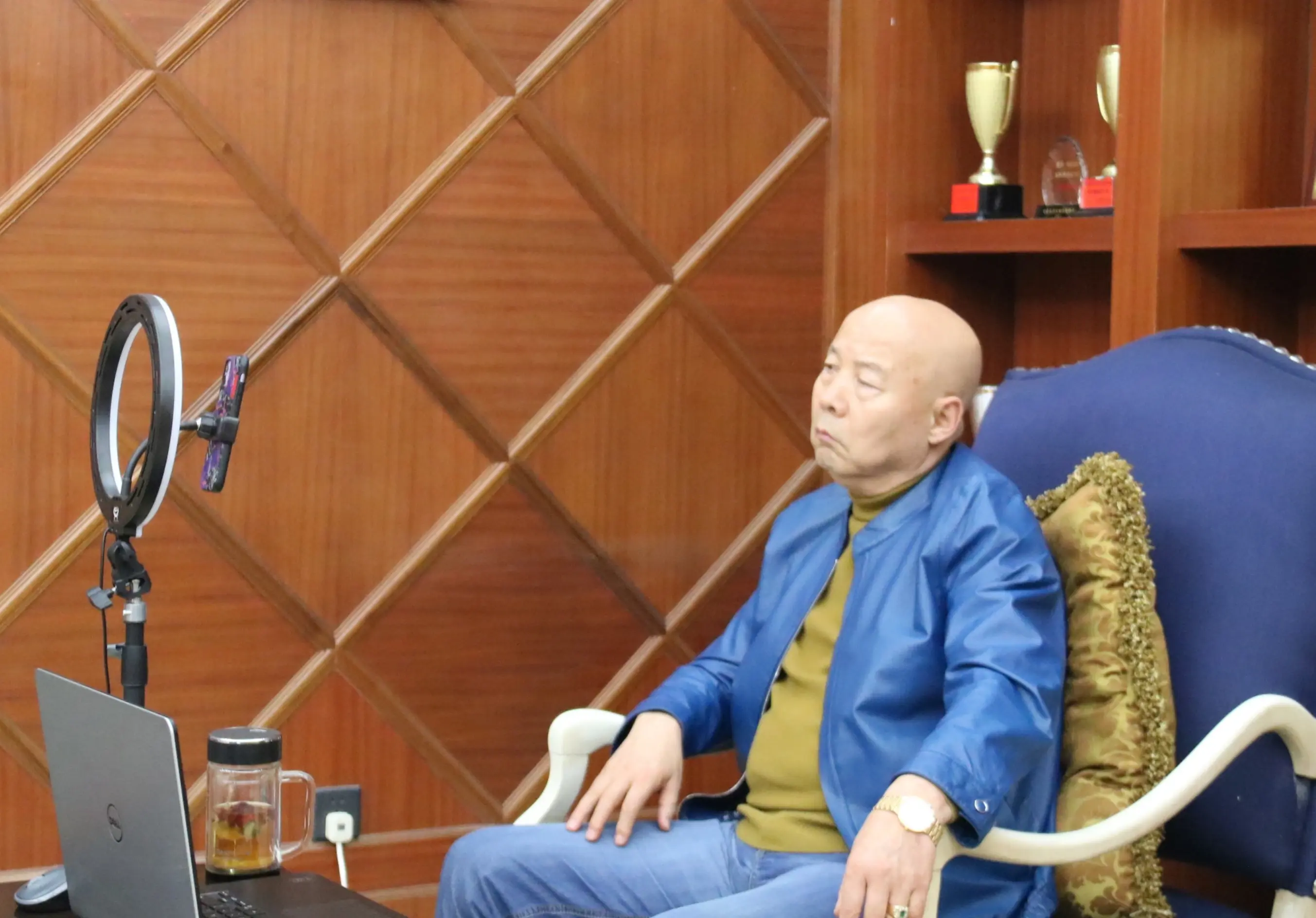 坚持“房住不炒” 适当放宽调控政策