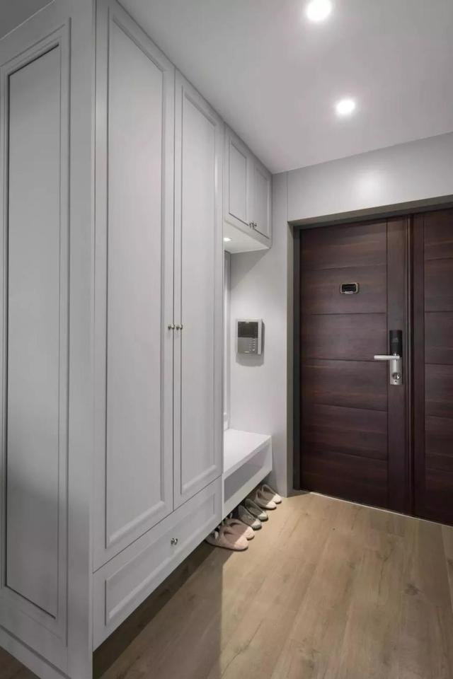 如果入户门的位置基本靠近墙角,可以选择比较薄的成品衣柜
