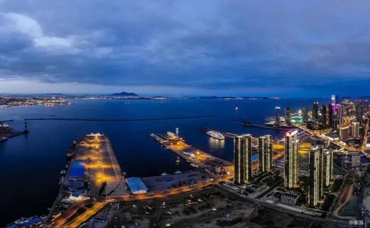 大连作为"东北之窗",三面环海的特殊地理位置,不仅赋予了城市极强的