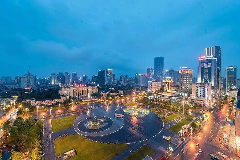 成都天府广场夜景(图源网络)