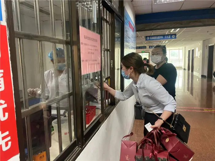 一群做房地产的去了医院，所为何事？