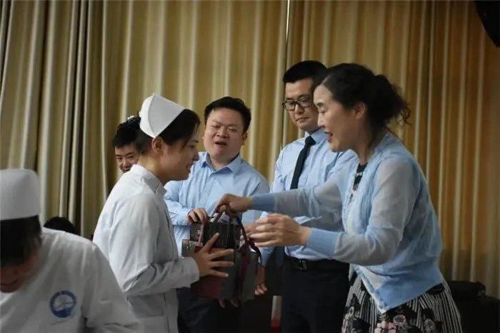 一群做房地产的去了医院，所为何事？