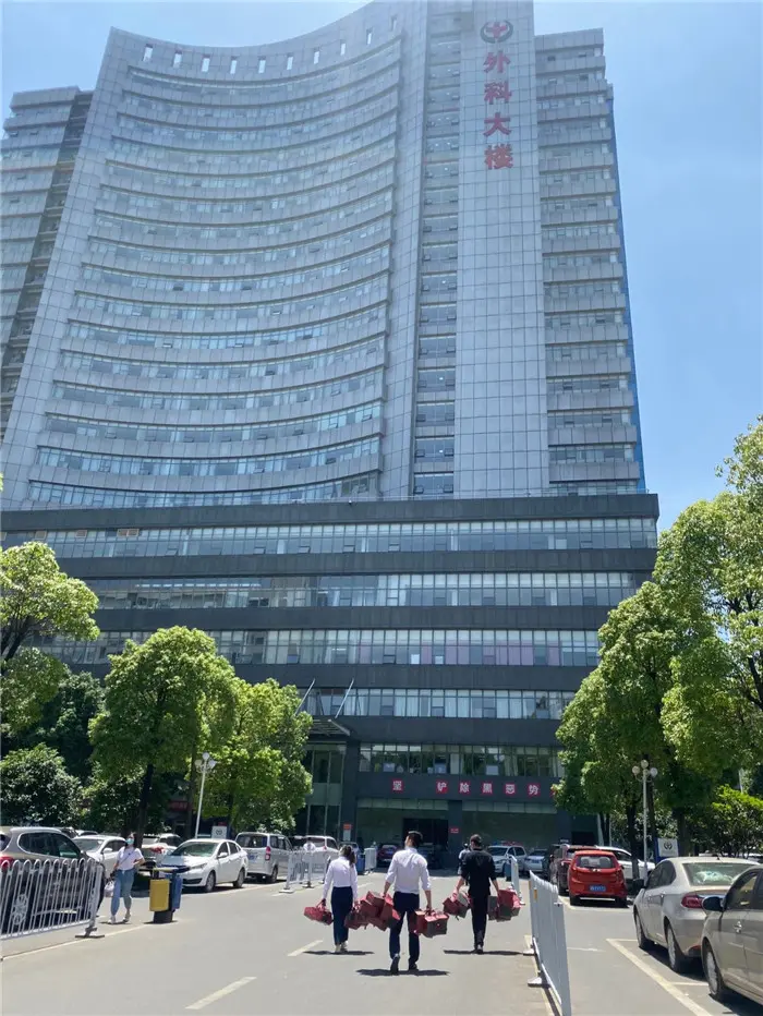 一群做房地产的去了医院，所为何事？