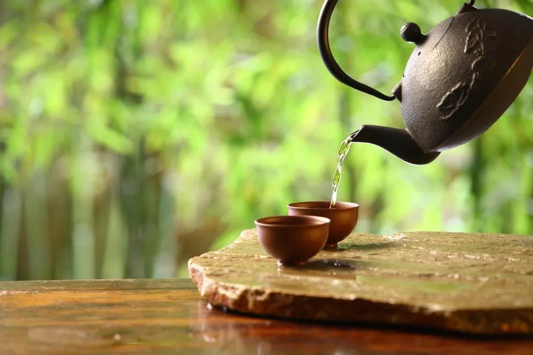 或讲解茶文化 一举一动展示着茶道精髓 禅茶之韵,在此刻尽显 意境图