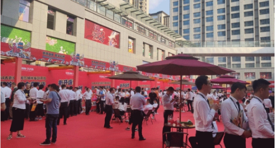 饕鬄盛宴与您共享！宝湾国际54大街全能餐饮铺样板区开放暨首届美食嘉年华圆满举行！