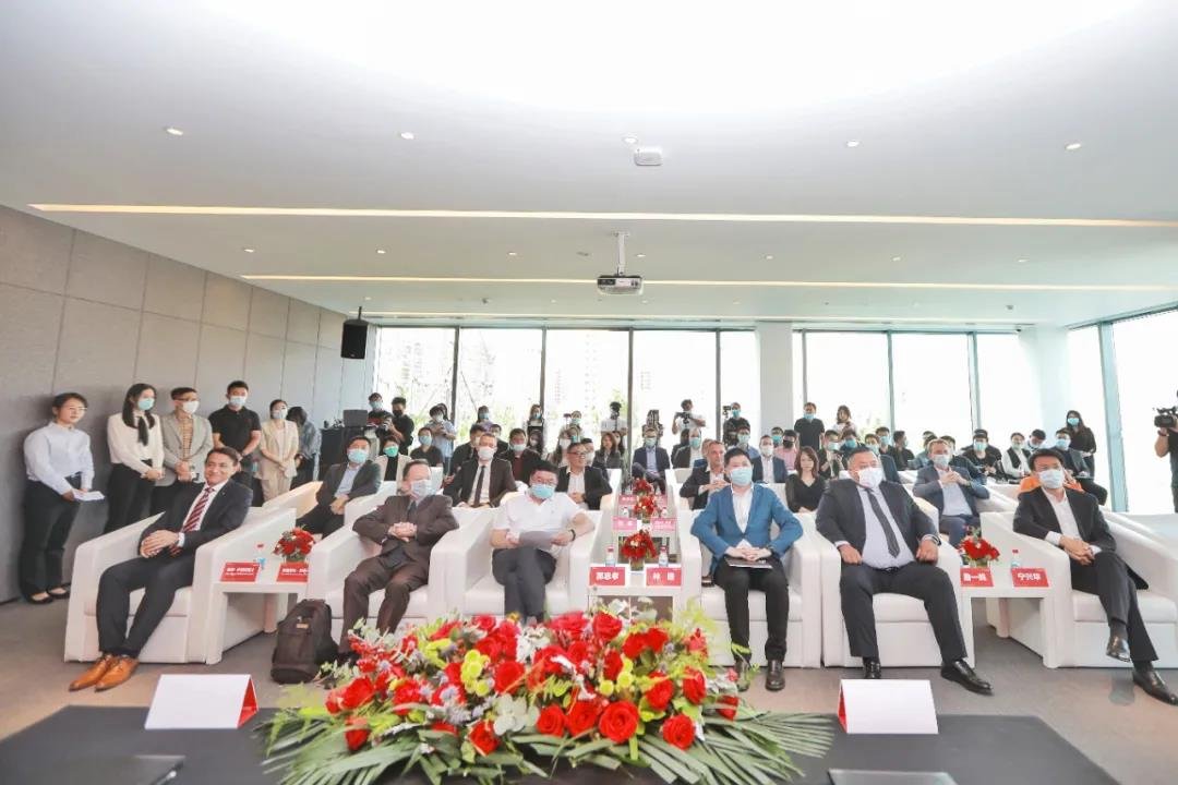 沈阳万科正式签约盍碧玺曼詹企业管理集团，推升城市国际化教育发展。