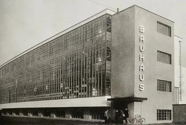 △包豪斯 设计:格罗皮乌斯 1925/1926 图源《bauhaus》英文版