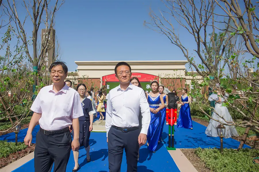 富力尚悦居丨启幕滨河人居新篇章，英伦风尚营销中心盛大开放，千人争瞻！