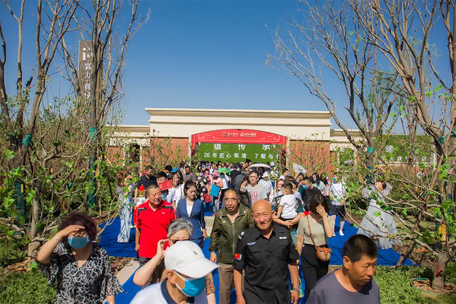 富力尚悦居丨启幕滨河人居新篇章，英伦风尚营销中心盛大开放，千人争瞻！