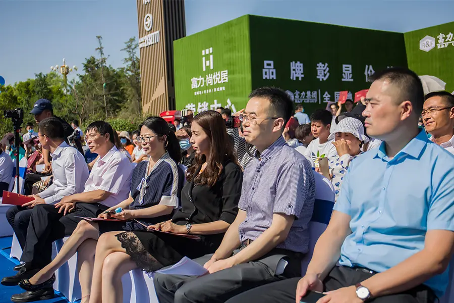 富力尚悦居丨启幕滨河人居新篇章，英伦风尚营销中心盛大开放，千人争瞻！