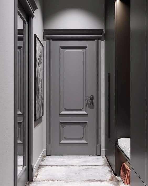 长条形门把手让整个衣柜显得高而美,灰色的哑光肤质板材很美.