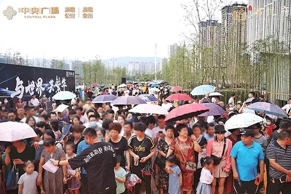 是人潮聚集 多家主流媒体,各界精英,知名人士等共赴盛会 现场人流如织
