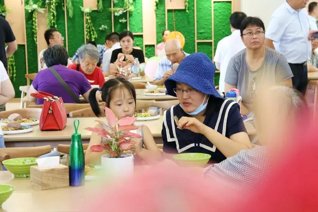 兴业盛世华府业主食堂首日试餐！丁杰与广大业主分享了这些好消息！
