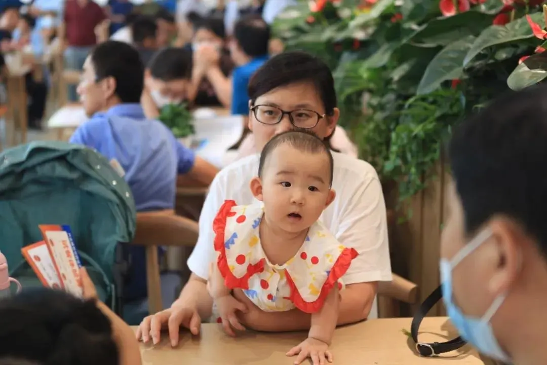 兴业盛世华府业主食堂首日试餐！丁杰与广大业主分享了这些好消息！