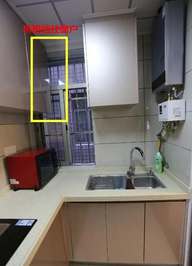头次见装吊柜挡住窗户的,厨房变暗厨,师傅:没提前说也