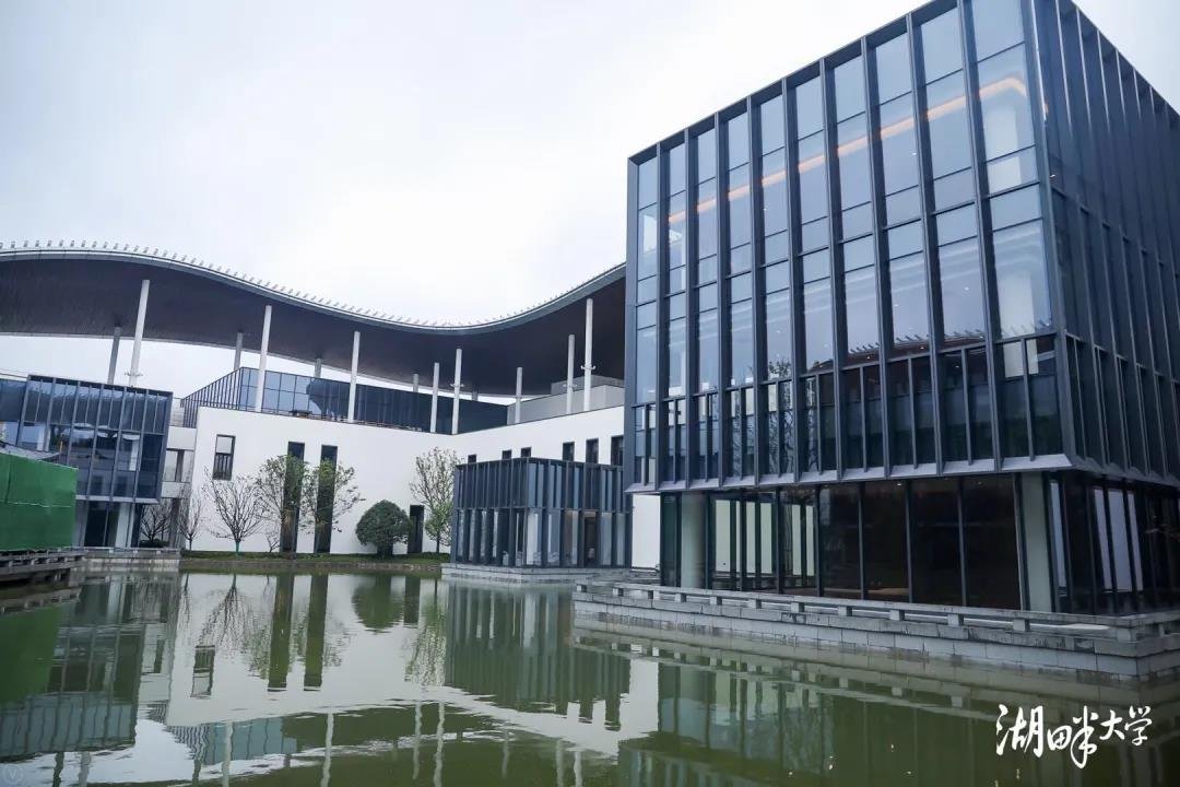 阿里巴巴创始人马云现身湖畔大学，点赞新校区建设品质