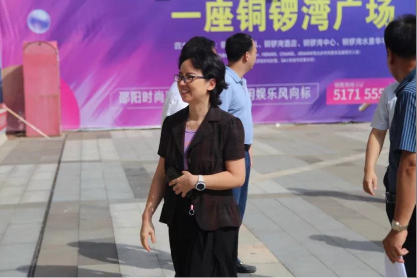 8月17日邵阳市政府领导赴邵阳香港铜锣湾广场进行现场调研调度