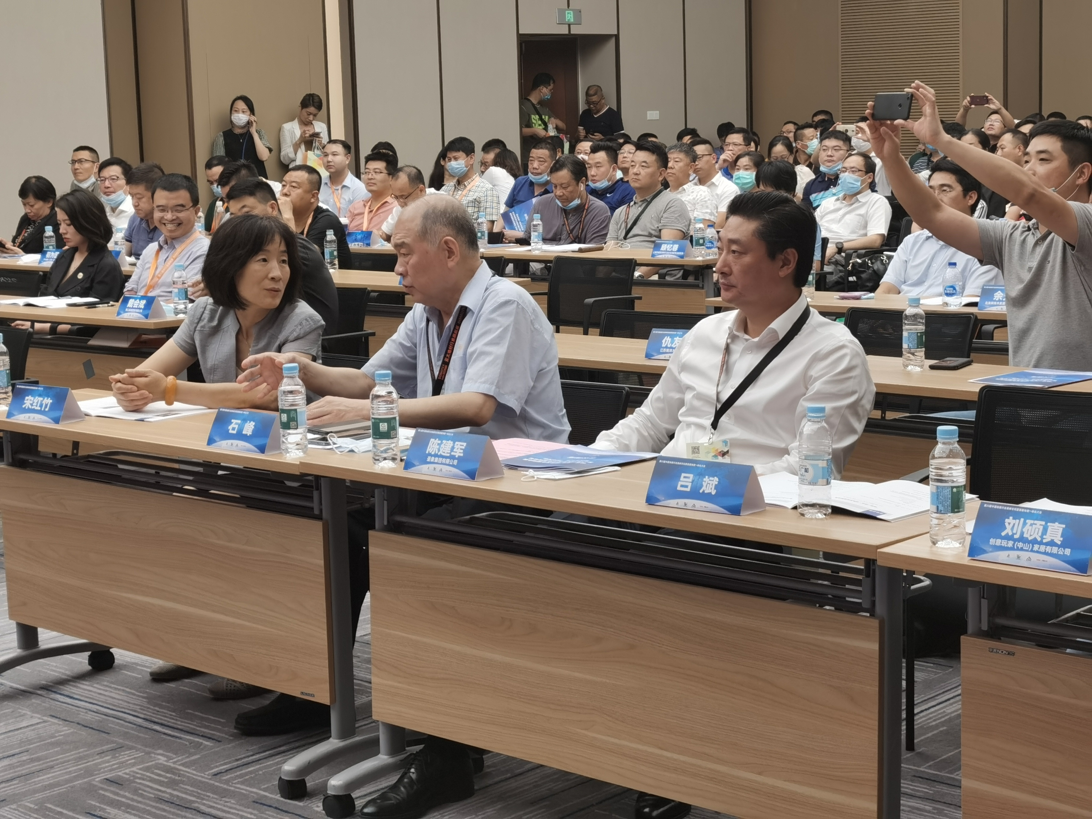 圣象董事长陈建军作主题发言并获产业创新第23届中国地板行业高峰论坛