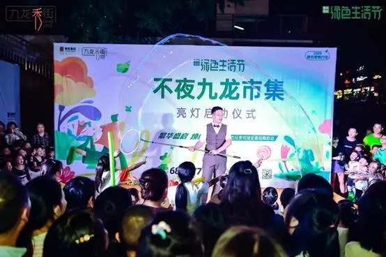 一群人在台上演讲 描述已自动生成