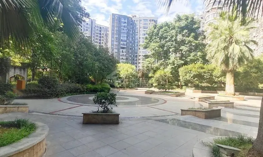 城市风景小区"合围式"建筑布局,有中央花园,游泳池,篮球场等