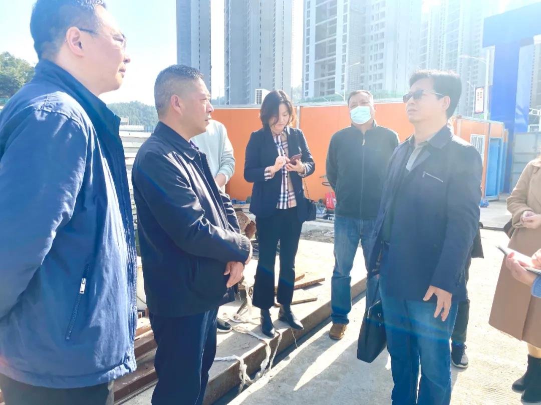 张湾区领导调研卓尔十堰客厅工地，实地了解项目规划方案和建设情况