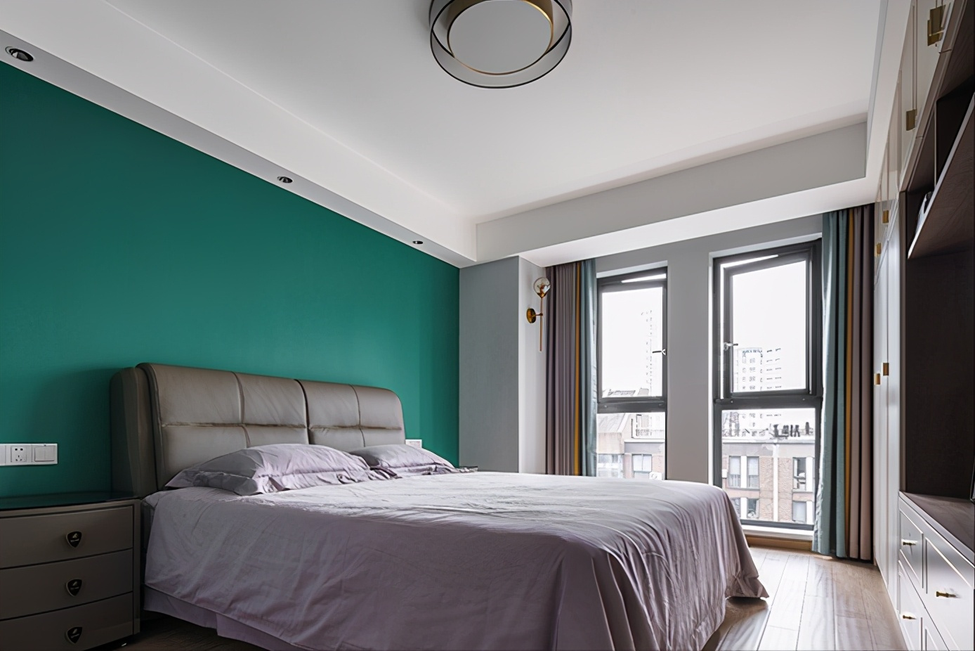主卧室的床头背景墙是考虑了深蓝色的壁布,整体空间以冷色调为主,让