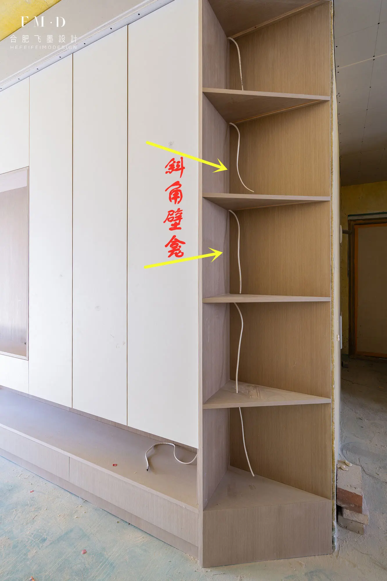 最明智的还是包一圈电视柜,末端留一排壁龛,30公分深实用百搭